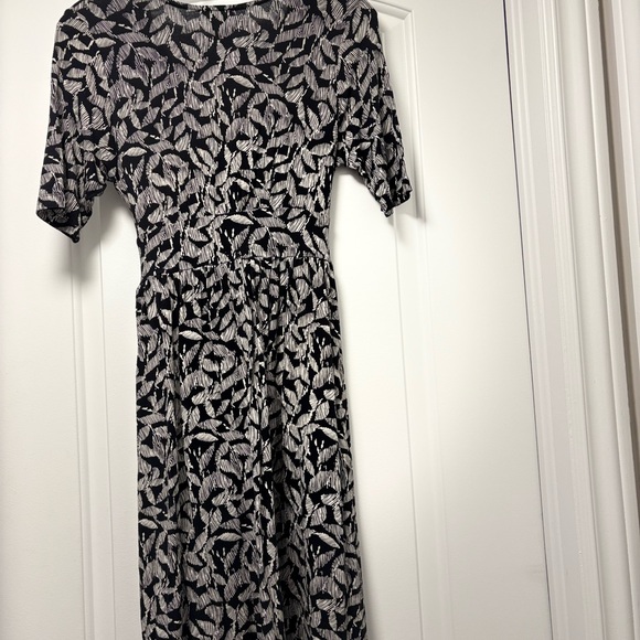Elegant Black and White Patterned Wrap Dress - Picture 4 of 4